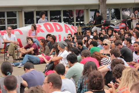 Estudantes em frente à reitoria somaram cerca de 350 pessoas, segundo estimativa do JC (foto: Paula Zogbi Possari)