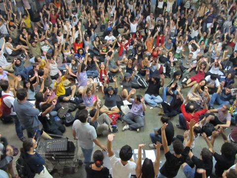 Reunidos no vão da História, alunos votaram contra a greve em assembleia esvaziada (Foto: Daniela Frabasile)