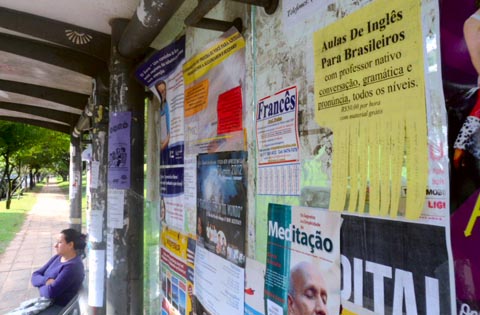 Cartazes de aulas particulares competem com os de festas e moradias nos pontos de ônibus da USP (foto: Jéssika Morandi)