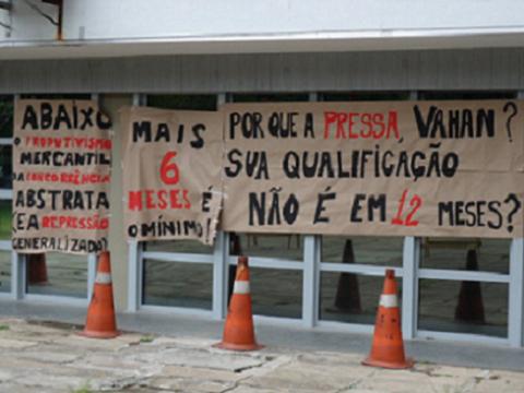 Em ato-protesto, alunos reiteram que são necessárias mais discussões sobre o novo regimento (foto: Jéssika Morandi)