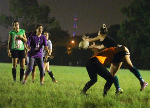 Os treinos da equipe feminina de Rugby acontecem as terças, quintas e sextas no Cepeusp (foto: Raphael Martins)