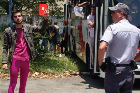 Estudante preso durante a reintegração de posse promove uma performance contra o PM (foto: Diogo Terra Vargas)