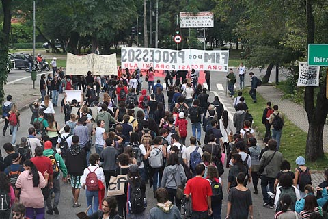Manifestantes a caminho da Procuradoria Geral da USP, onde estudantes processados prestariam depoimentos (foto: Ravi Novaes)