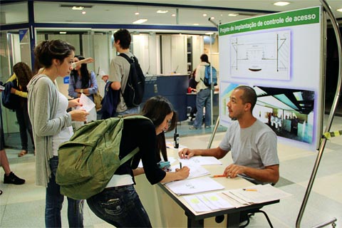 1137 pessoas votaram no plebiscito, a maioria composta por estudantes (foto: Paulo Fávari)