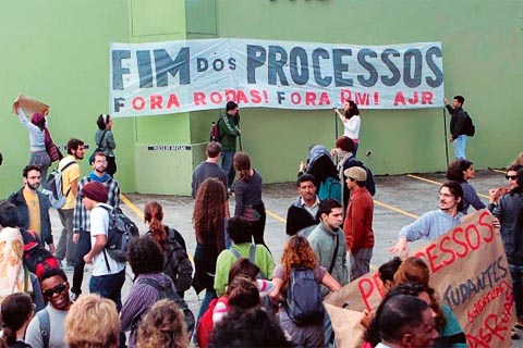 O bloco ocupado compunha o Conjunto Residencial da USP (Crusp), mas foi usado para sediar parte da SAS, reduzindo as vagas de moradia. Os processos administrativos foram instaurados em março de 2011 (foto: Fernando Donesci)