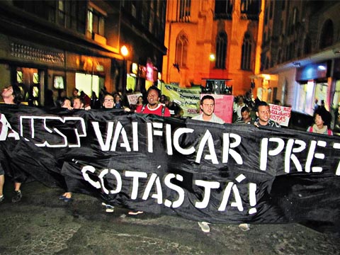 Em ato realizado no centro da cidade para lembrar a abolição da escravidão, militantes reivindicam a adoção de cotas raciais na USP. No dia 20/06, haverá outra manifestação em frente à Reitoria (foto: Comitê Contra o Genocídio da População Negra)