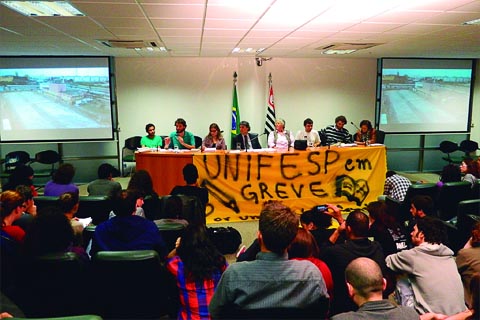 Os alunos da Unifesp também estão em greve; entre as reivindicações estão a revisão das bolsas de moradia e alimentação e melhoria na infraestrutura. Na foto, audiência na Assembléia Legistiva (Alesp) no dia 21/05 (foto: Divulgação/Comando de Greve Unifesp)