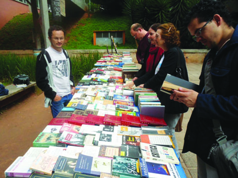 Renato trabalha no sebo e estuda para vestibular (foto: Jéssika Morandi)