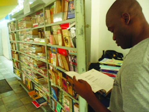 Estudante compra livros aqui para levar à Angola (foto: Jéssika Morandi) Estudante compra livros aqui para levar à Angola (foto: Jéssika Morandi)