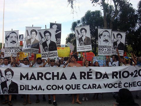 Protesto contra política ambiental do governo de Dilma Rousseff marca terceiro dia da Cúpula dos Povos, no Rio de Janeiro (foto: Alessandra Goes Alves)