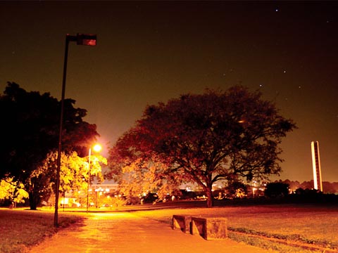 A questão da iluminação no campus da USP vem sido pautada pela comunidade, que se sente insegura circulando à noite, na Cidade Universitária (foto: Mariana Grazini)