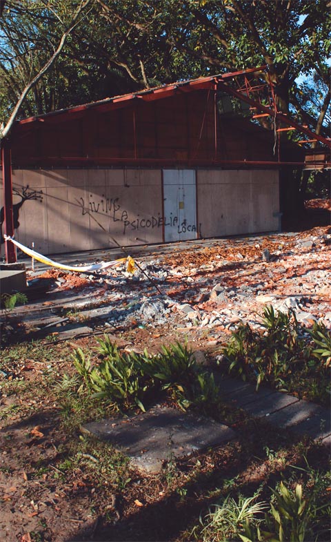 Pichação em um dos últimos barracões que restaram atrás da FEA. Destroços dos que já foram demolidos permanecem no local. As construções estão sendo demolidas para dar espaço ao Centro de Difusão Internacional e ao novo prédio da ECA. O barracão que abrigava o CA da FEA já foi posto abaixo e o do Núcleo de Consciência Negra continua ameaçado (foto: Rodrigo Neves)