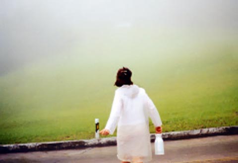 A Coleta da Neblina, de 1998, por Brígida Baltar, está em exposição na “Fotógrafos da Cena Contemporânea” (foto: Brígida Baltar/Divulgação)