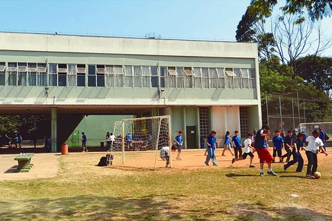 Crianças brincam durante intervalo na Escola de Aplicação (foto: Sofia Franco)