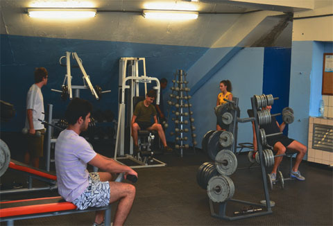 Alunos utilizam novos equipamentos em sala de musculação reaberta (foto: Gabriel Roca)