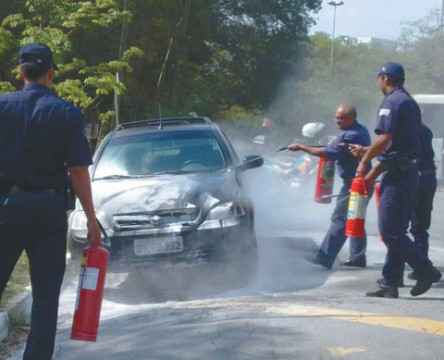 Carro pega fogo em avenida entre antigos Barracões e prédio central da ECA (10 de setembro). Ninguém saiu ferido (foto: Gabriela Garcia Sanches Feola)