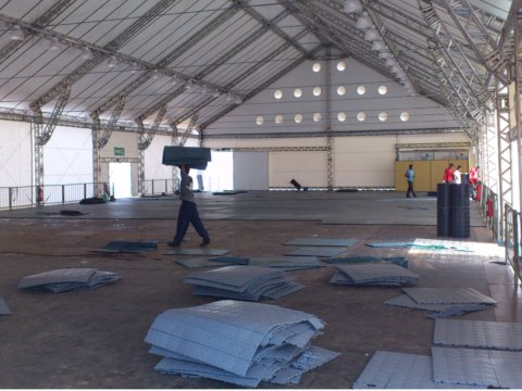 Tenda é solução temporária para alunos e professores na ausência do Ginásio (Foto: Rodrigo Dias Gomes)