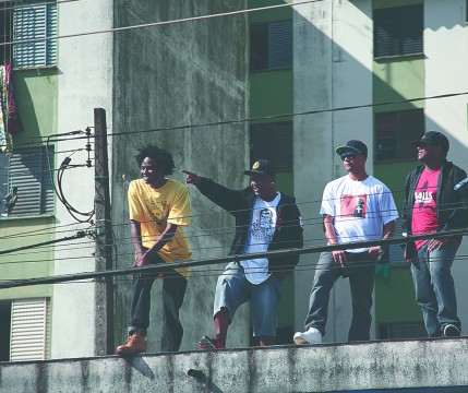 Daniel, Bob Jay, Duda e Denilson, de Cidade Tiradentes, protagonistas de A Arte e a Rua Foto: Éric Brochu/Divulgação
