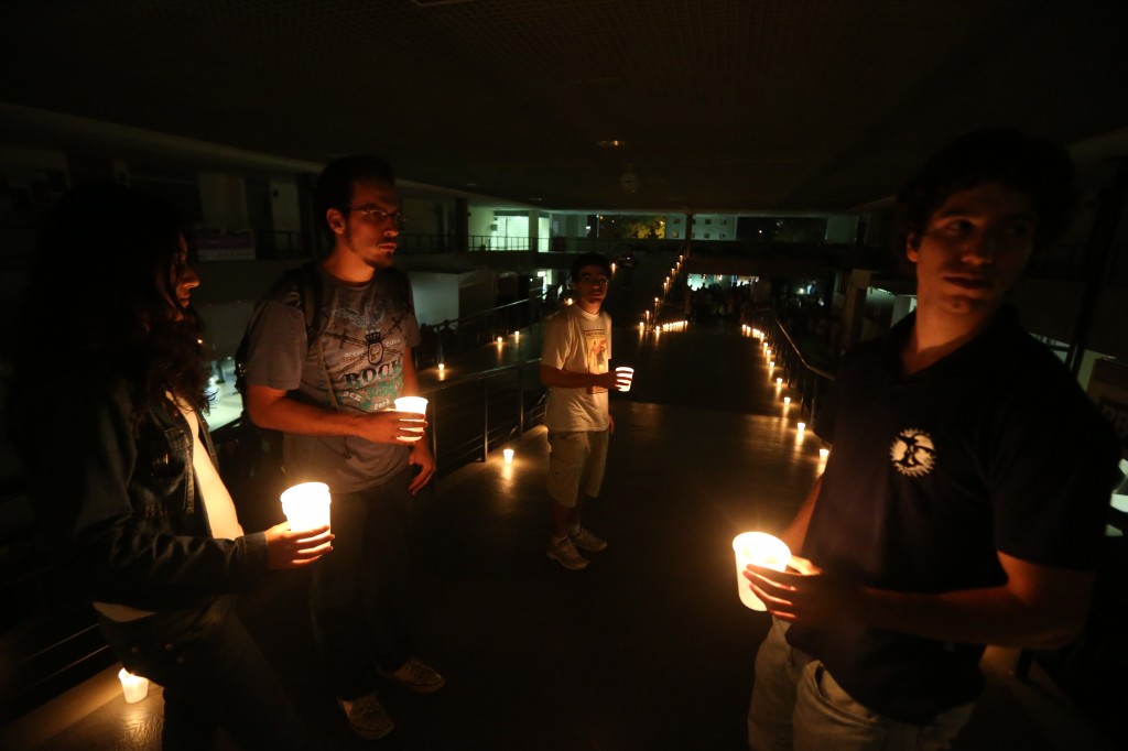 No prédio principal da FEA, alunos acendem velas e respeitam minuto de silêncio em homenagem a Felipe