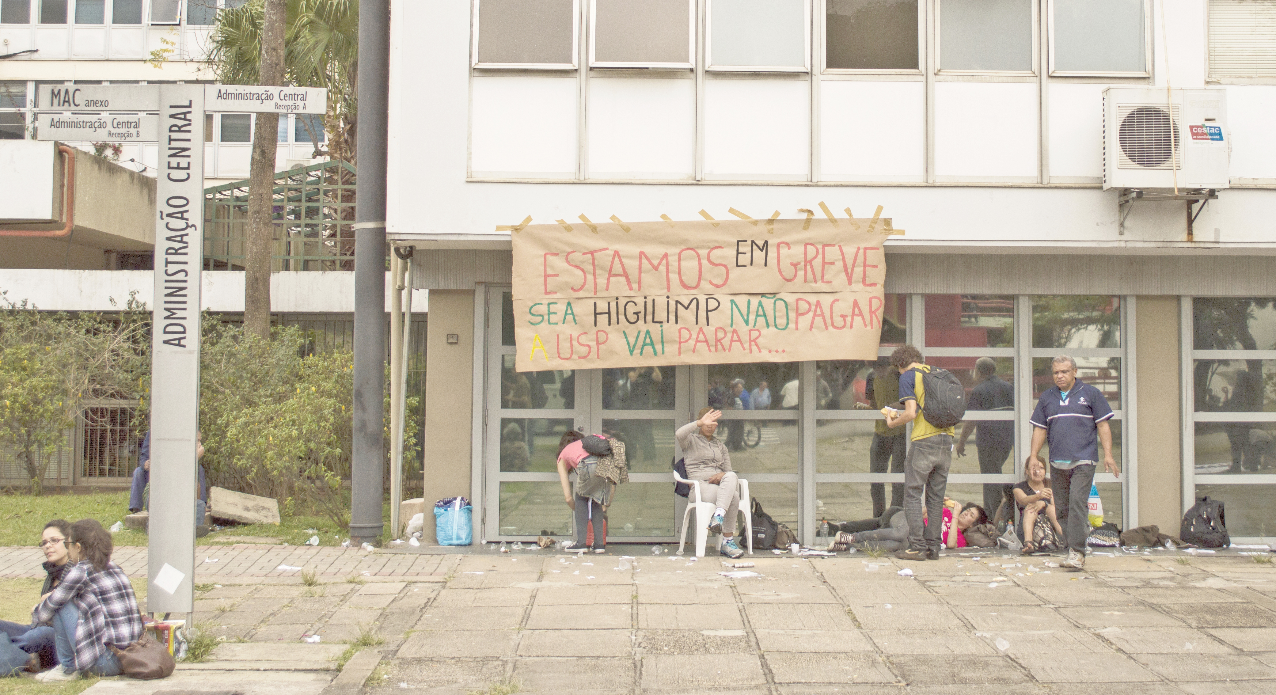 Sem pagamentos regularizados, terceirizados prometem continuar em greve (Foto: Bruna Romão)