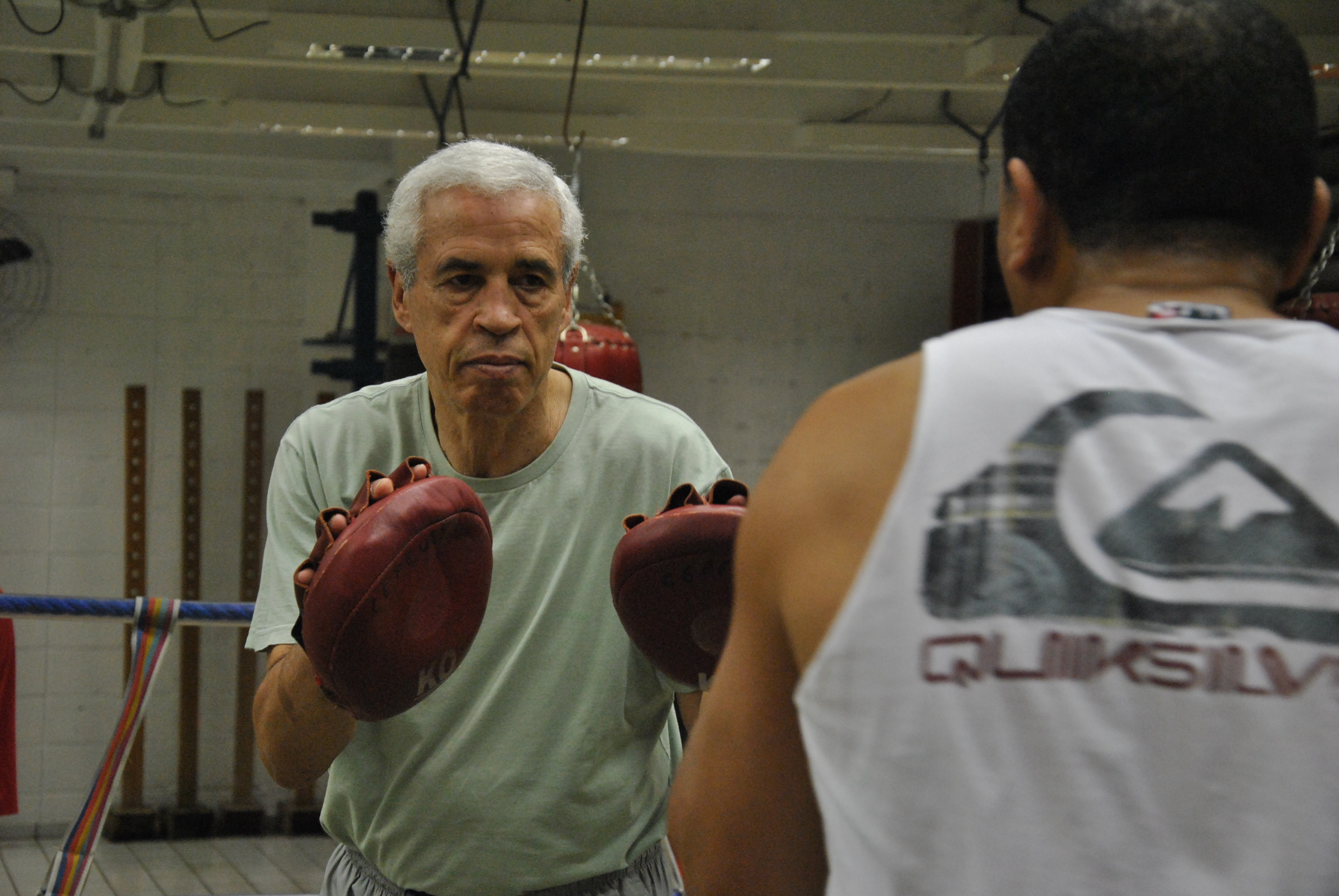 Em aula, Fabre preza pela técnica: “Se tivesse aprendido corretamente, teria evoluído muito mais” (Foto: Guilherme Speranzini)