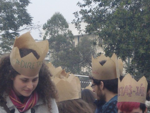 Manifestantes usam coroas que pedem "#DiretasJá"