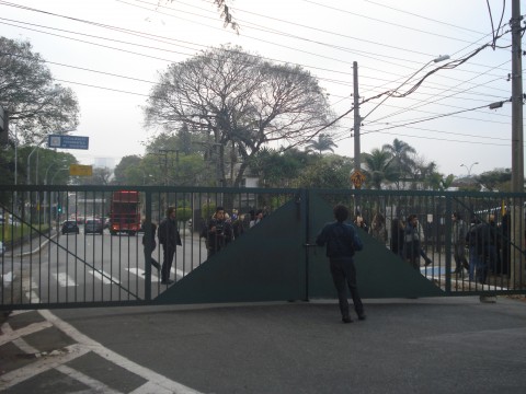 Portão interditado por manifestantes