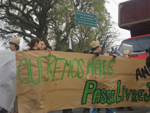 Manifestantes reivindicam Passe Livre em faixas