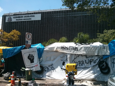 Pautas sociais levam manifestantes a ocuparem calçada da Alesp Pautas sociais levam manifestantes a ocuparem calçada da Alesp