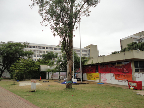 Estudantes permanecem na Reitoria, mesmo após pedido de reintegração de posse pelo TJ