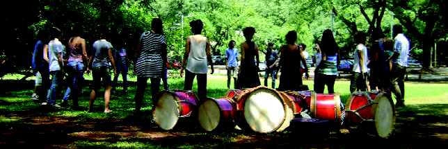 Dinâmica do Coro de Carcarás, que oferece oficinas de maracatu todas as quintas-feiras, ao meio dia, no gramado ao lado da FAU (Foto: Gabriela Fachin)