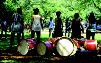 Dinâmica do Coro de Carcarás, que oferece oficinas de maracatu todas as quintas-feiras, ao meio dia, no gramado ao lado da FAU (Foto: Gabriela Fachin)