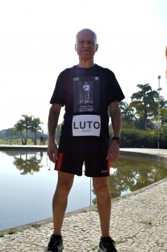 Participante de homenagem usa faixa com palavra "Luto" Participante de homenagem usa faixa com palavra "Luto"