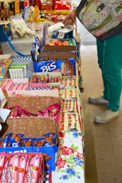 “Mesinha de doces” oferecia variedade de lanches rápidos a preços atraentes (Foto: Thaís Matos)