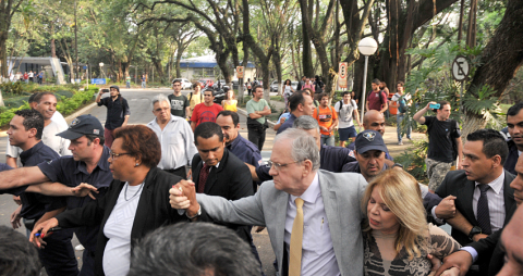 Reitor sai do Conselho Universitário escoltado por seguranças