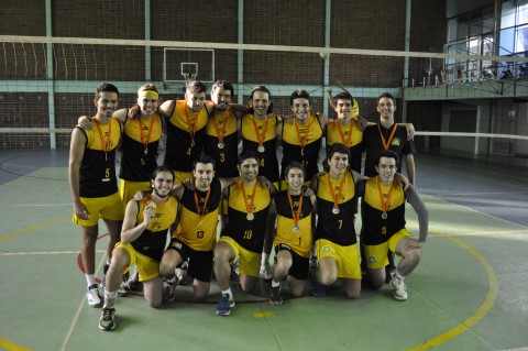 Formação do time masculino de vôlei do CAASO. (Foto: João Henrique Furtado)