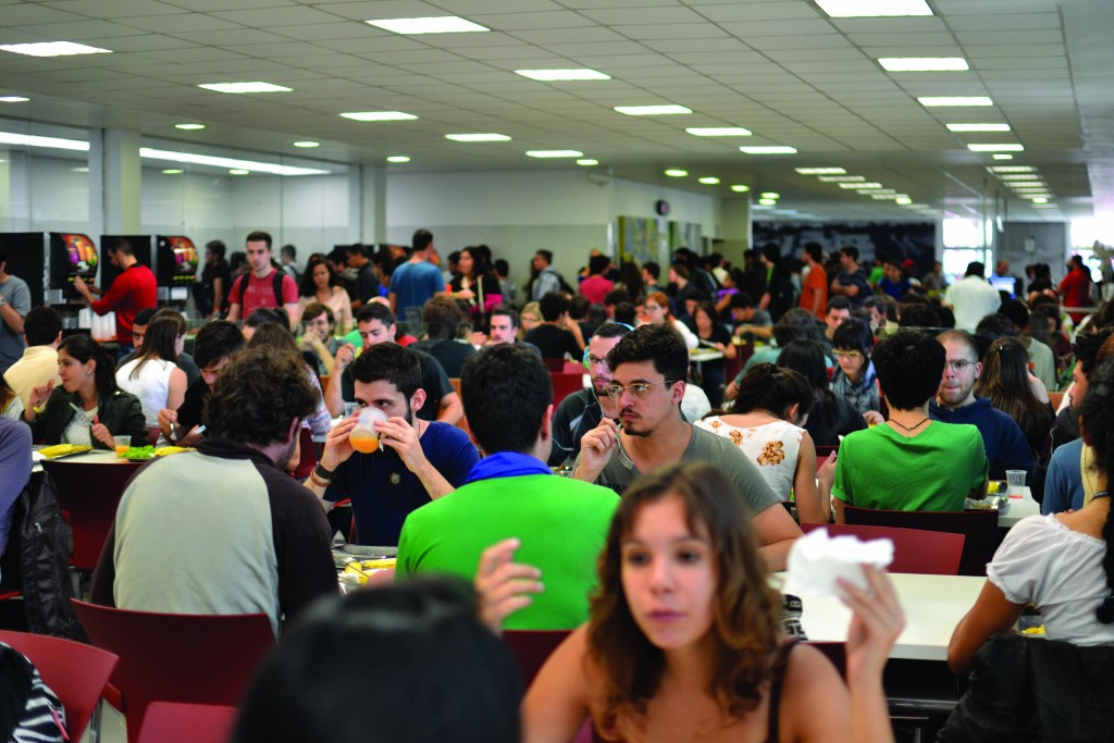 Bandejão central da USP durante o almoço (Foto: Juliana Meres)