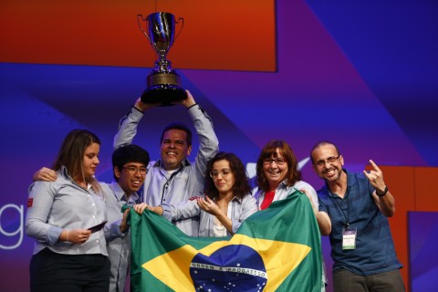 Grupo de alunos e professores comemora vitória do aplicativo 'Clothes for Me' em prêmio da Microsoft