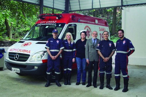 Superintendente do HU e a equipe do Samu que opera no campus