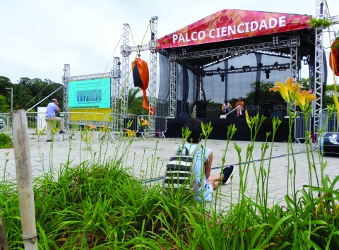 Enquanto palestras sobre o espaço urbano registram pouco público...