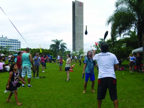 ...famílias participam de atividades interativas