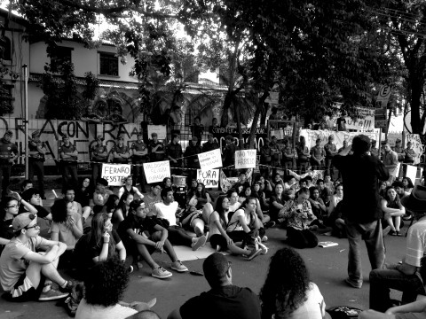 Alunos manifestando em frente à escola ocupada