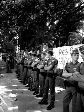 Cerco de policiais ao redor do perímetro da E.E. Fernão Dias