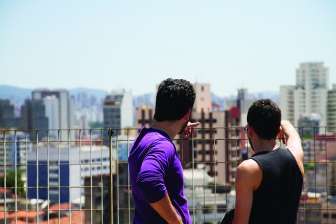 André Leal e Abrahan Lincoln admiram a vista do terraço da Casa (Foto: Daniel Quandt)