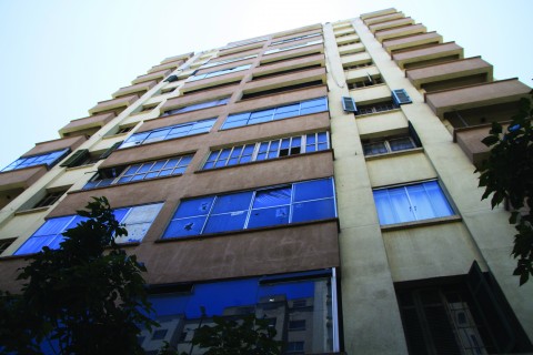 Com dez andares, o edifício se camufla entre tantos outros no Centro (Foto: Daniel Quandt)