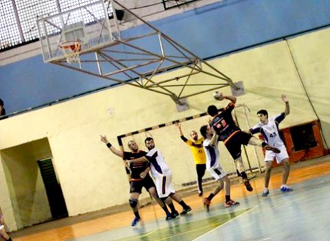 Partida de handebol masculino entre ECA e FFLCH. Foto: ECAtlética