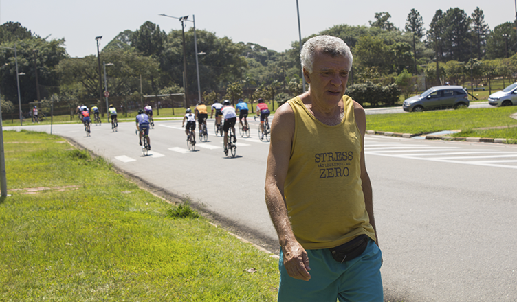 Corredores, ciclistas e veículos convivem juntos nas ruas da USP (foto: Gabriela Sarmento)