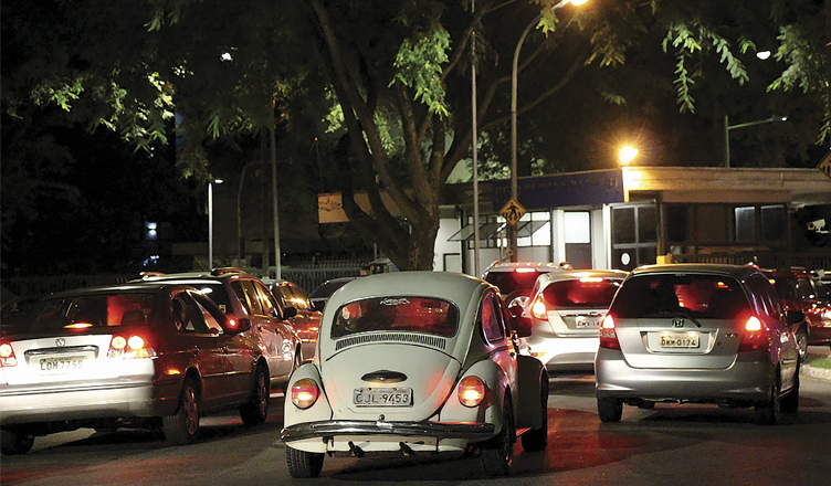 Trânsito lento é comum no Portão 1 da Cidade Universitária (foto: Ana Beatriz Brighenti)