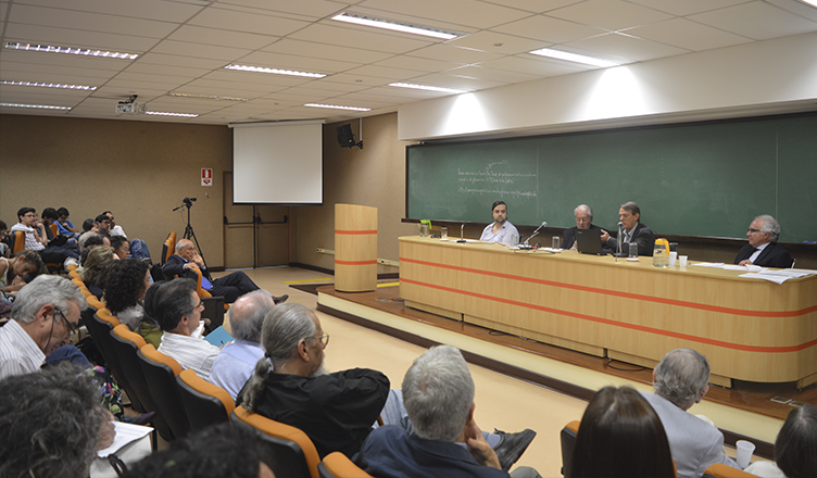 Mesa do primeiro debate realizado pelo Coletivo (foto: Luiza Magalhães)