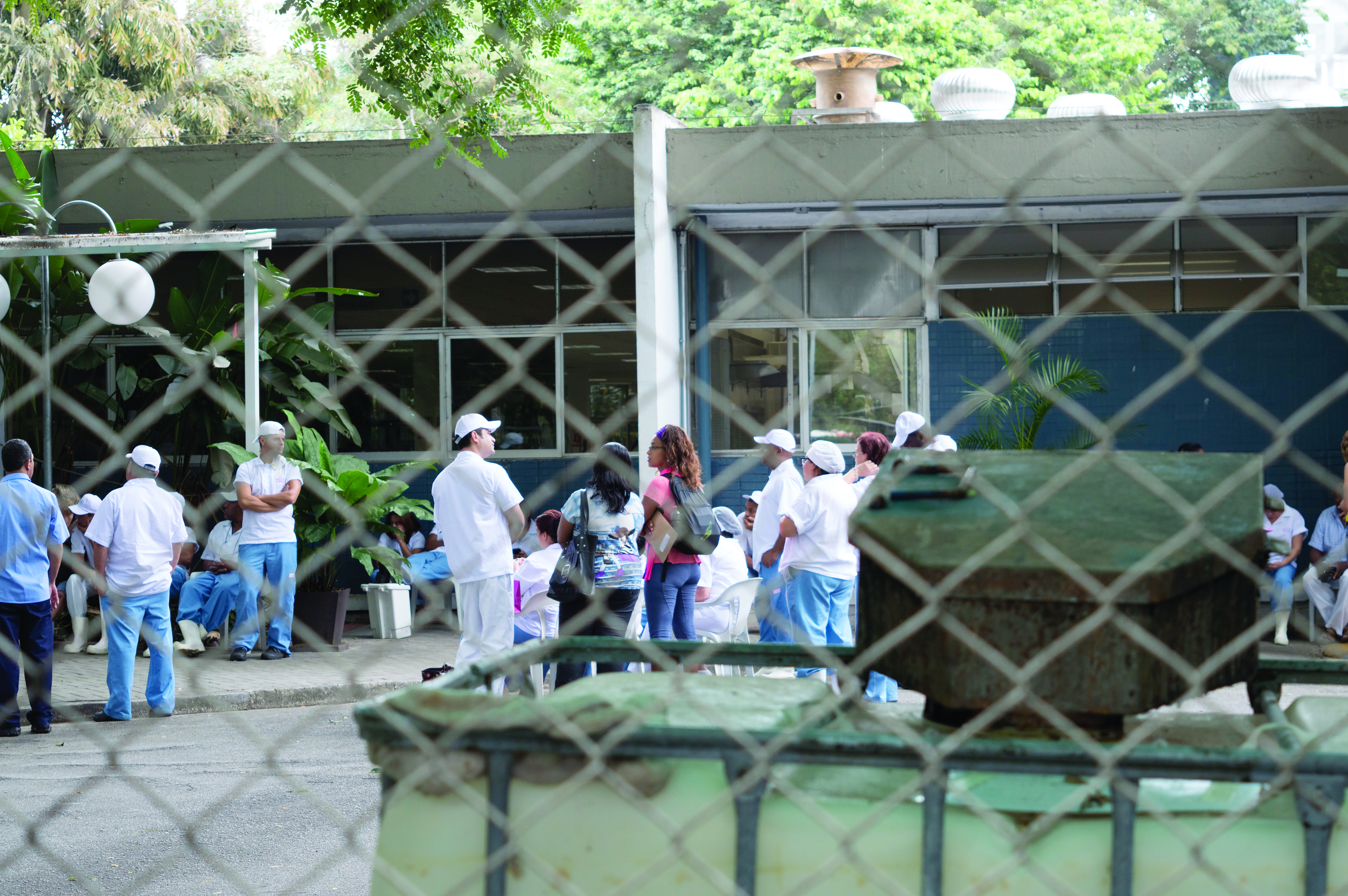 Funcionários do bandejão, impedidos de trabalhar, aguardam compra de gêneros alimentícios